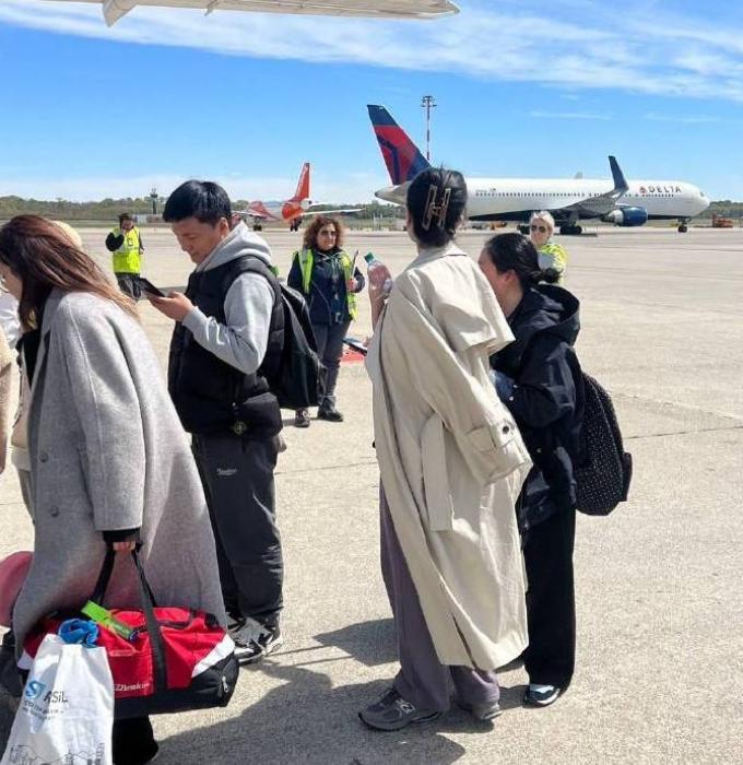 王菲和谢霆锋现身机场,王菲与谢霆锋现身机场