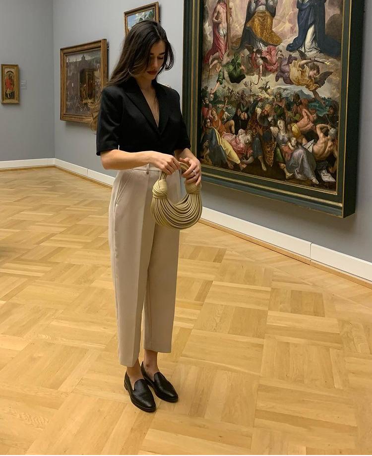 夏天穿黑色还是白色衣服好看,夏天来了穿白色好看还是黑色好看