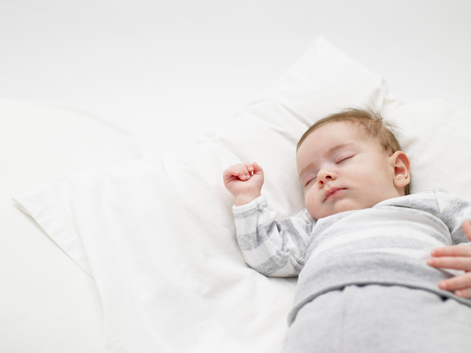 孩子睡觉总踢被子怎么办,孩子睡觉总踢被子别以为是太热