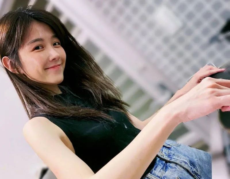 飞来横祸女子无辜被撞飞,飞来横祸女子家门口被撞