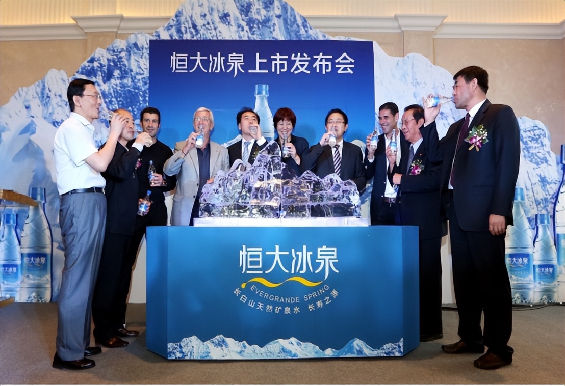 许家印砸百亿做冰泉被20亿贱卖，钟睒睒：我从未把恒大当作对手