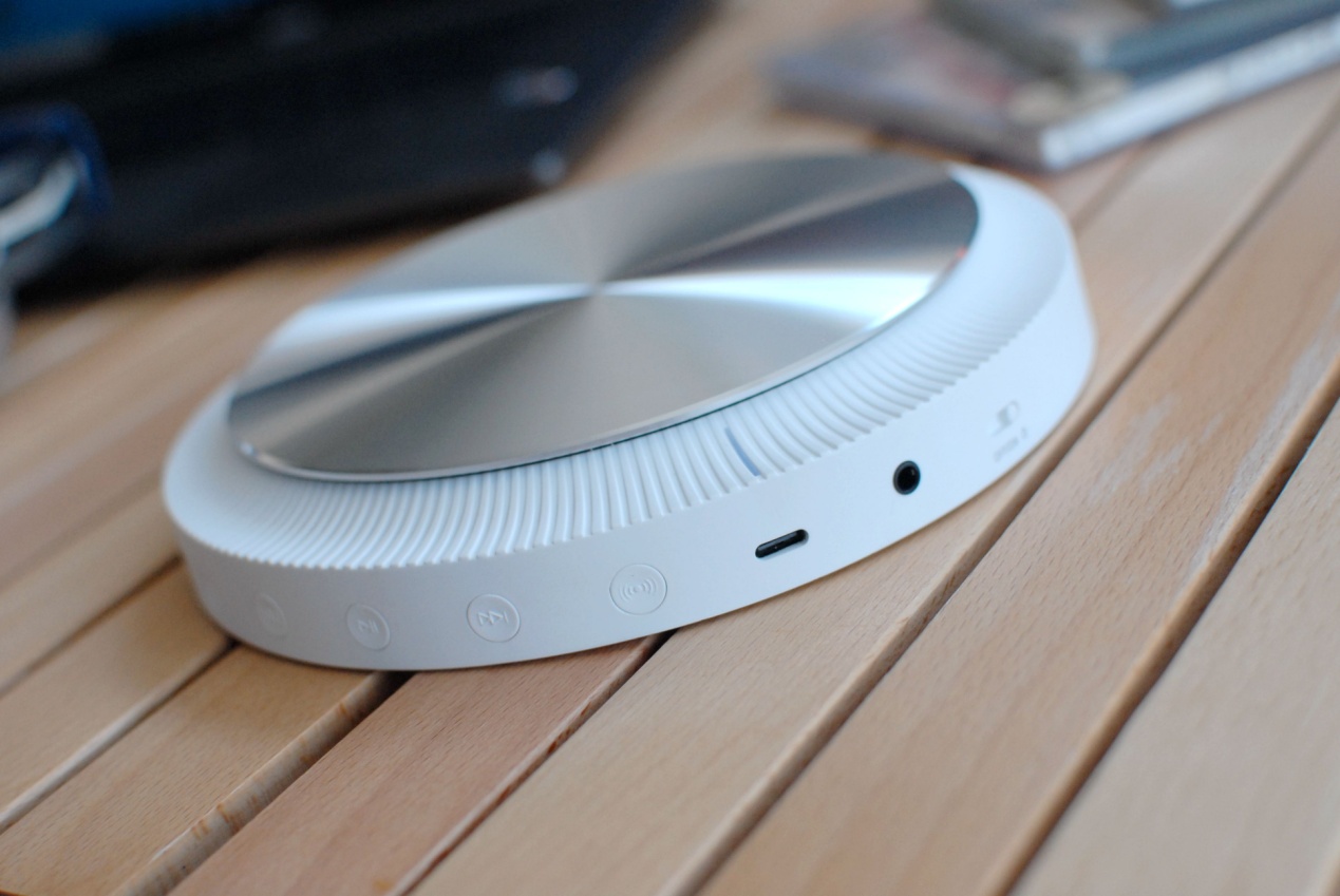 带着露营车出去露营,带着音响去露营