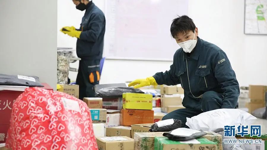 宝贝快上车！快递“送送送”模式开启→