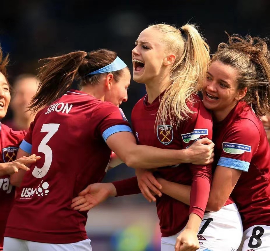 瑞士女足阿丽莎莱曼秀身材,女足阿丽莎莱曼