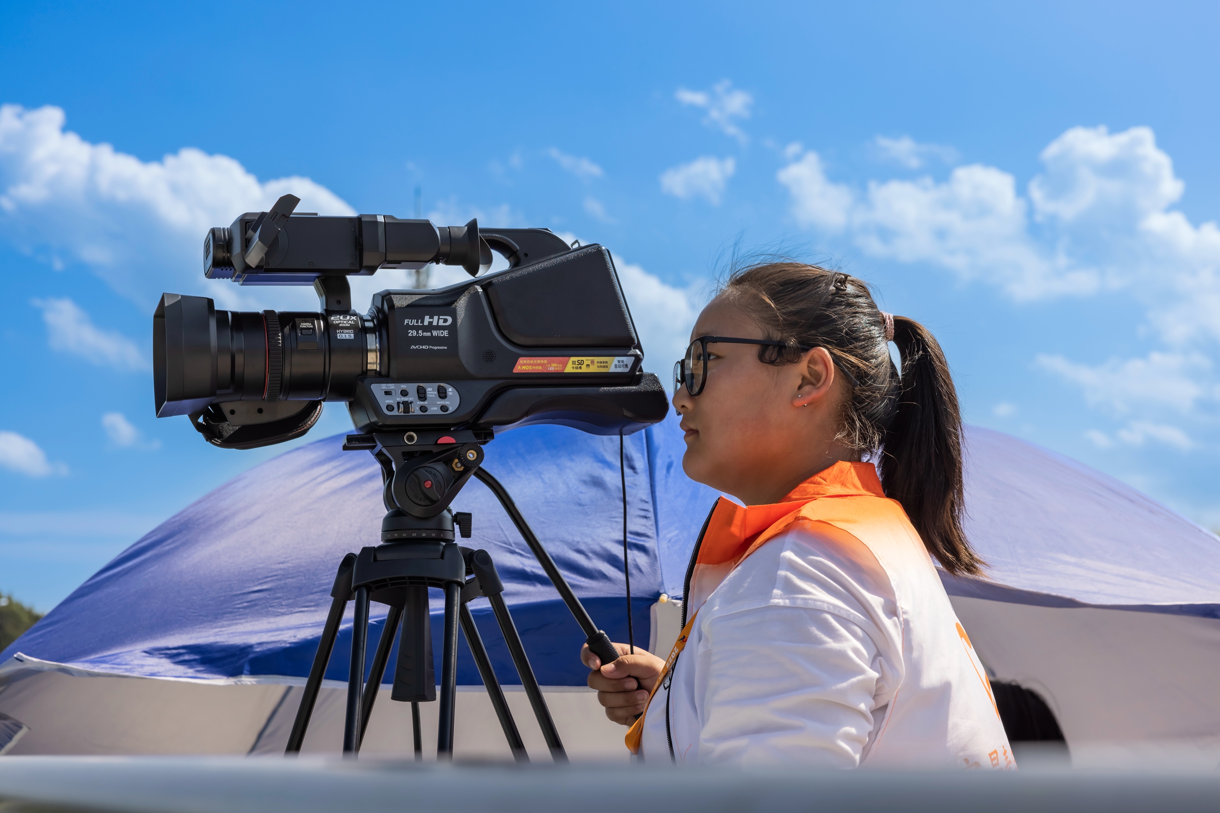 湖北宜昌：大学生罗清芸暑假回乡带领志愿者为省运会赛事服务