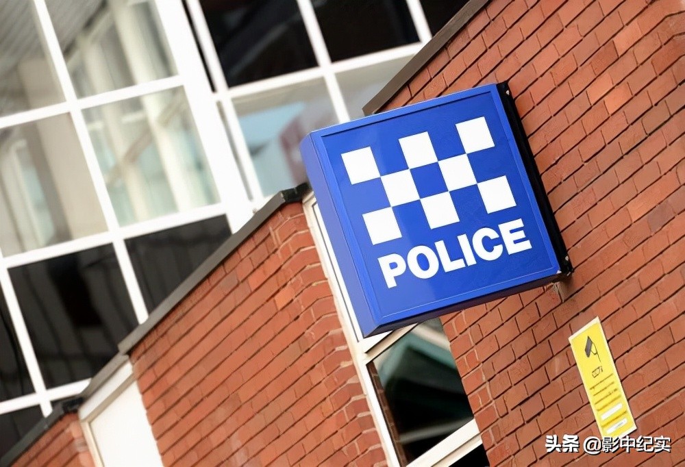 她被下药囚禁到地下室，当众多人*奴性**，报警后英国警方：你穿多少