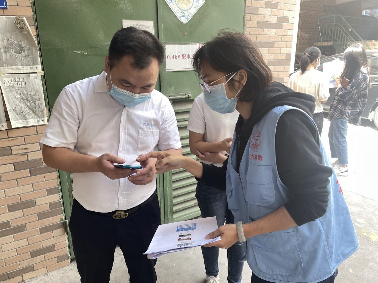 东莞市石排镇开展“健康人生绿色无毒”禁毒宣传进企业活动