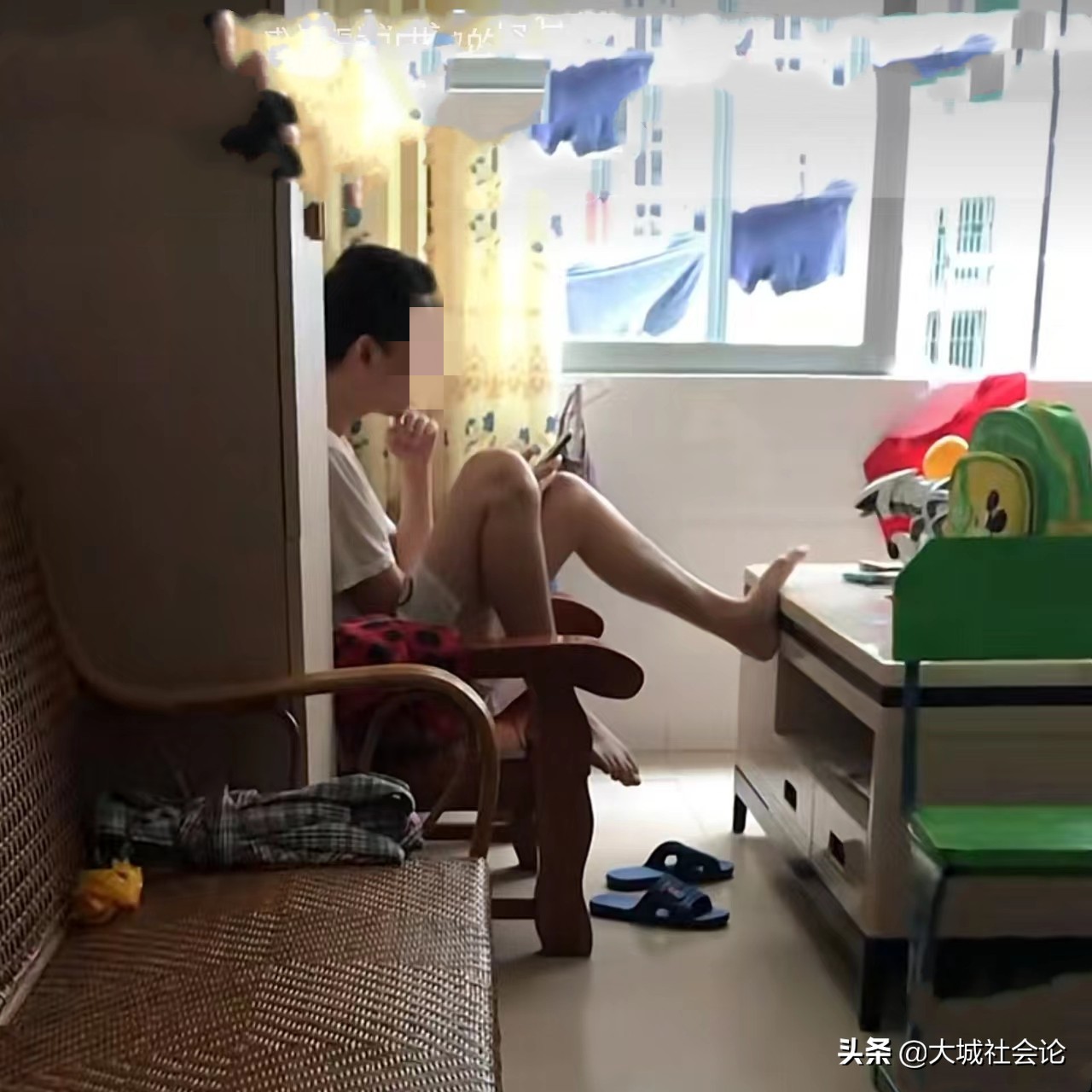 一男子外出打工不赚钱不回家,男子在外打工一年不回家