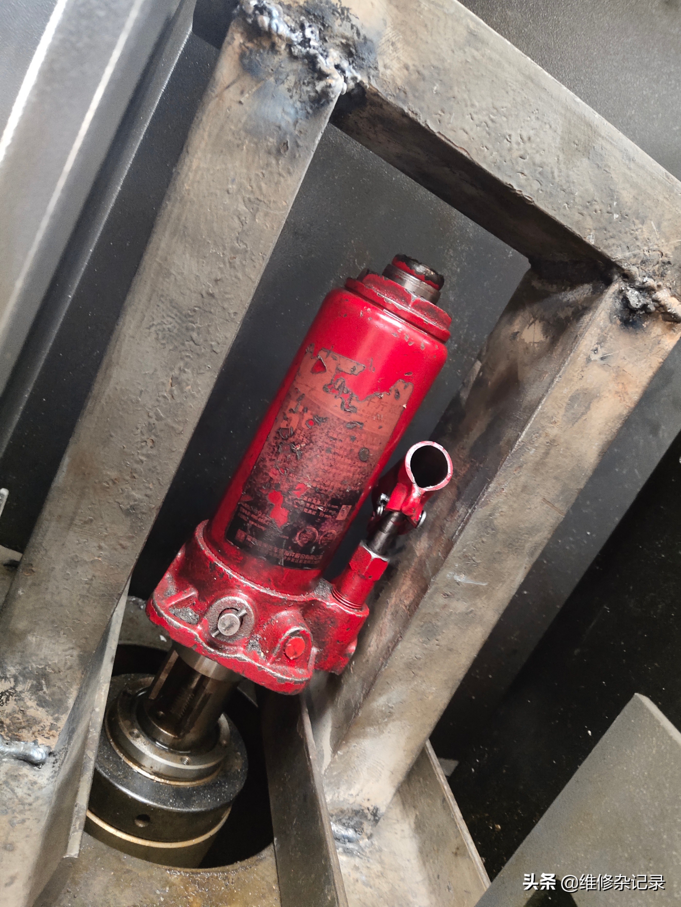 加工中心刀臂卡住了如何移动主轴,加工中心主轴刀柄吸住了怎么解决