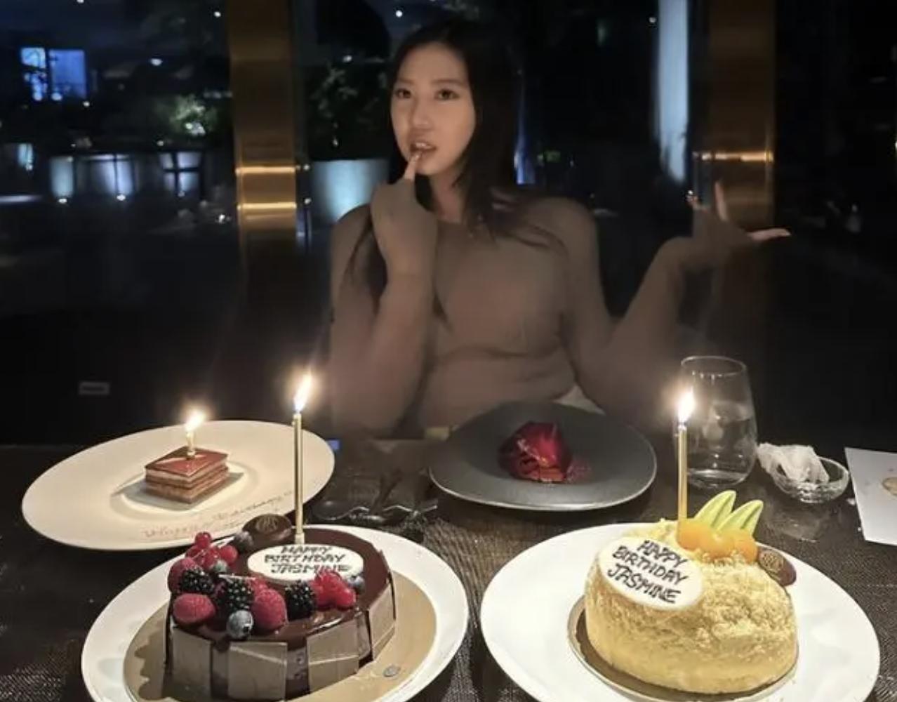 有一种尴尬叫“星二代玩性感”，*裤底**胸部全露，让明星父母都脸红