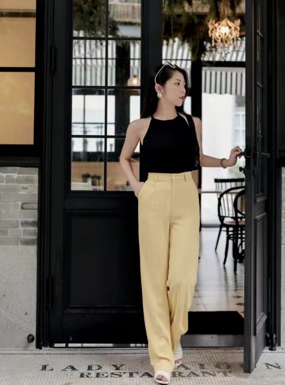 浅黄色裤子搭配什么色上衣好看,黄色裤子搭配什么颜色上衣高级感