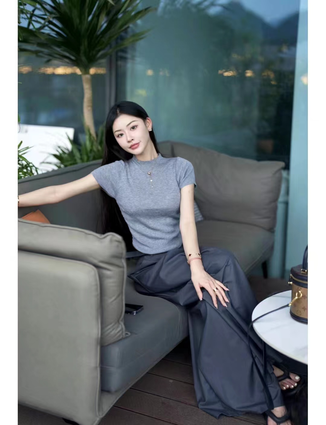 皮肤黑的适合穿什么颜色的球衣,50岁皮肤黑穿什么颜色衣服好看