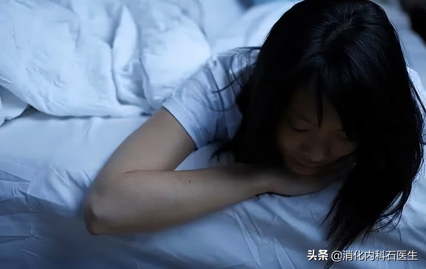 高中女孩子腹痛的原因,高中女生腹痛就医