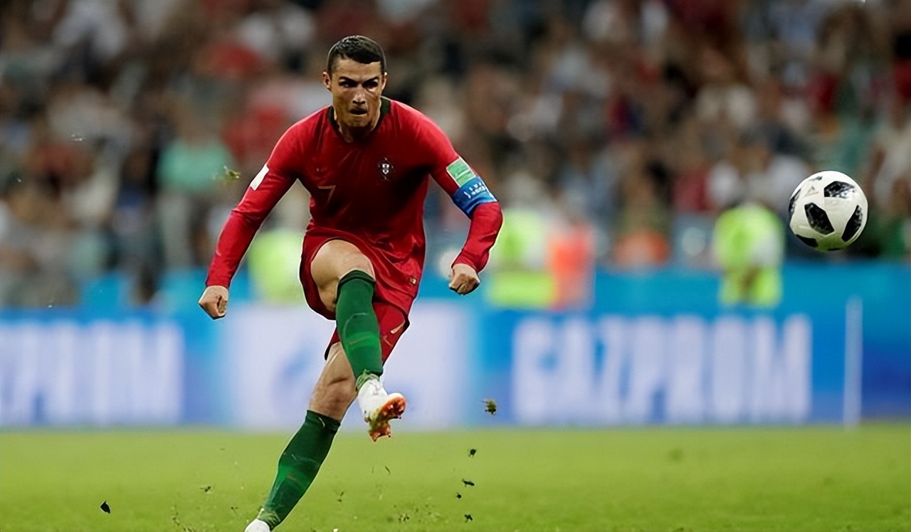 c罗被教练举起来,主教练不让c罗首发的理由