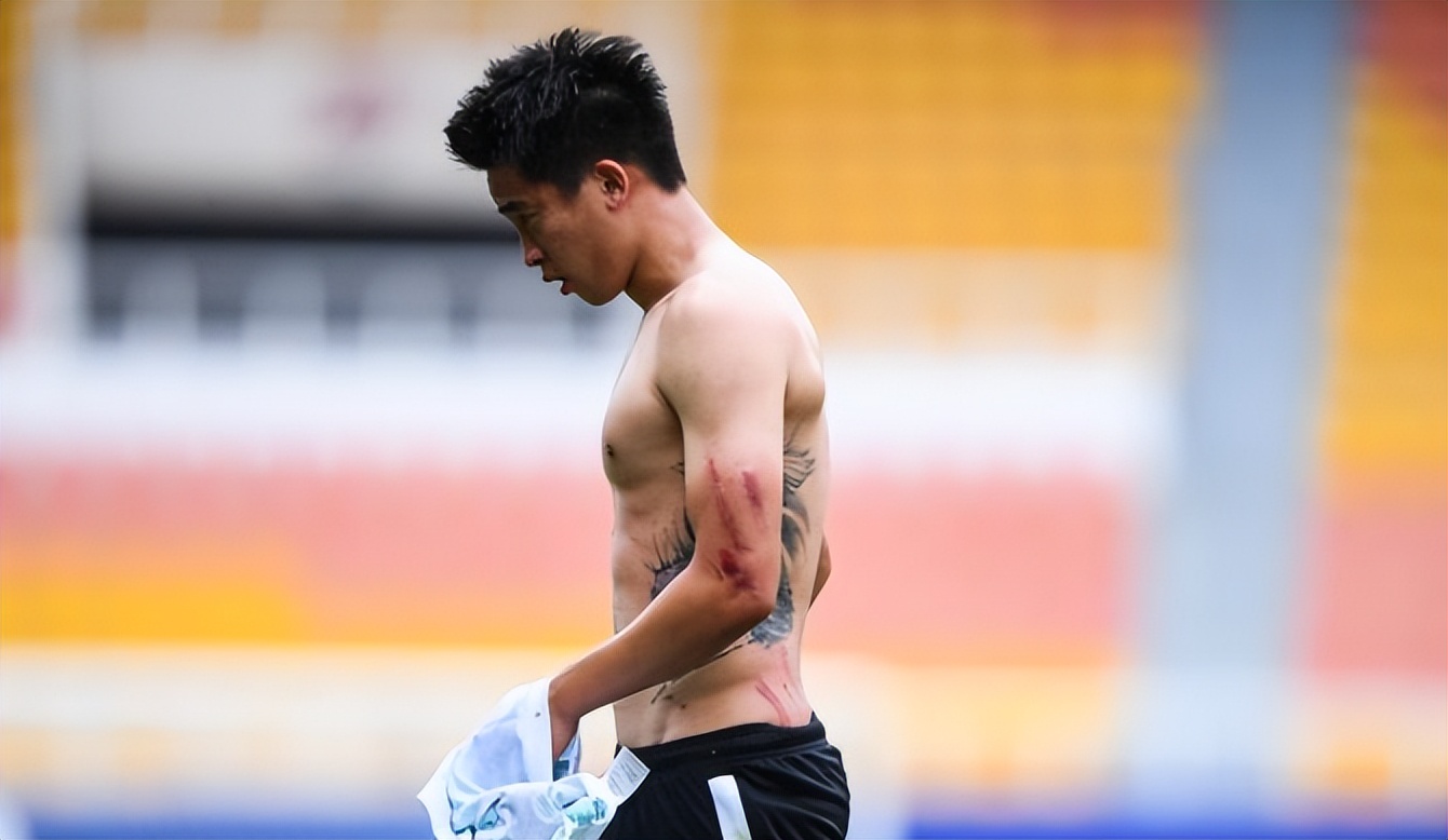 国脚水平菜脾气大？徐新飞踹染红+“破门”，情节恶劣引争议？