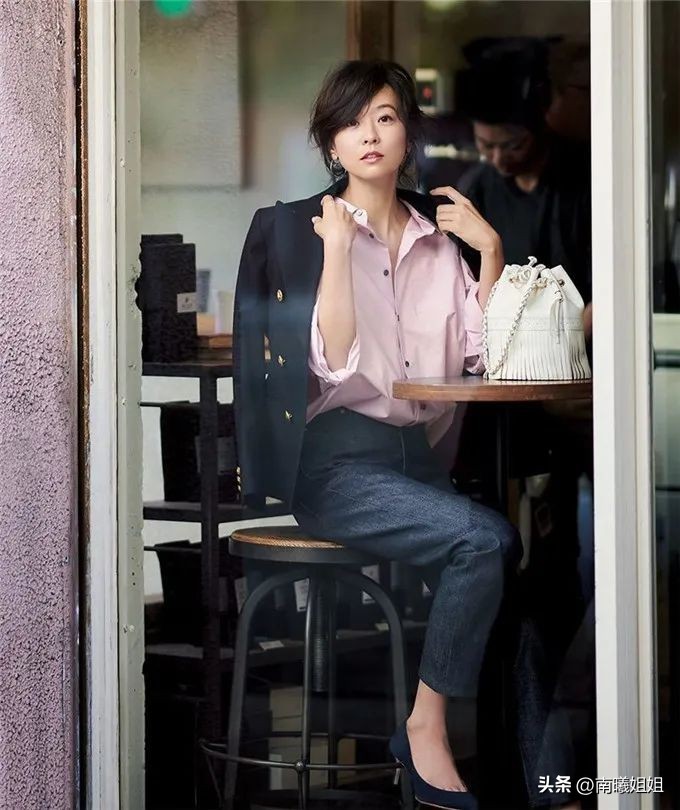 奔五的女人还适合穿大红色卫衣吗,新年穿新色这10种显白时尚又高级