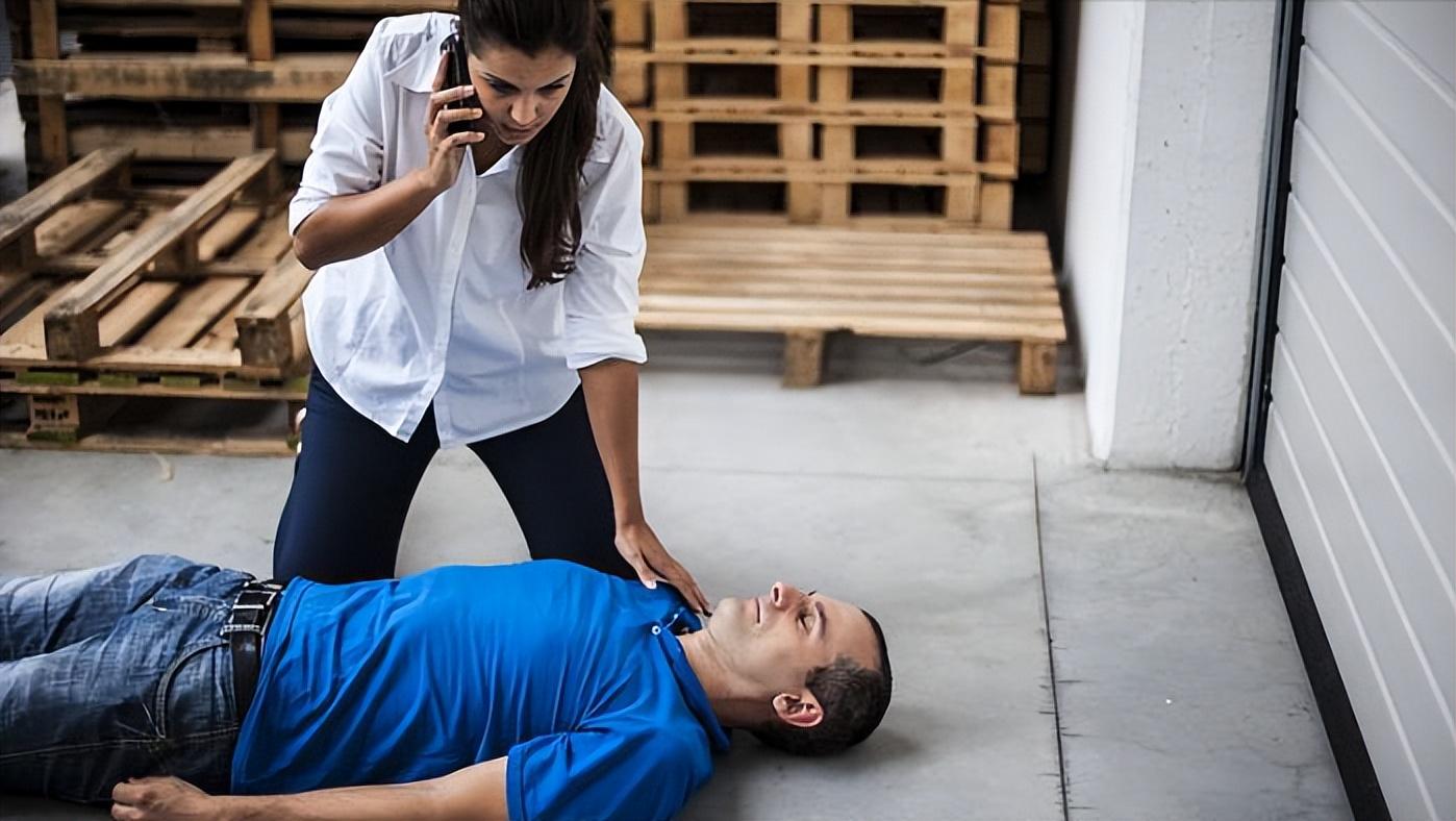 高血压引起脑出血最佳抢救时间,家里老人有点脑出血一般怎么治