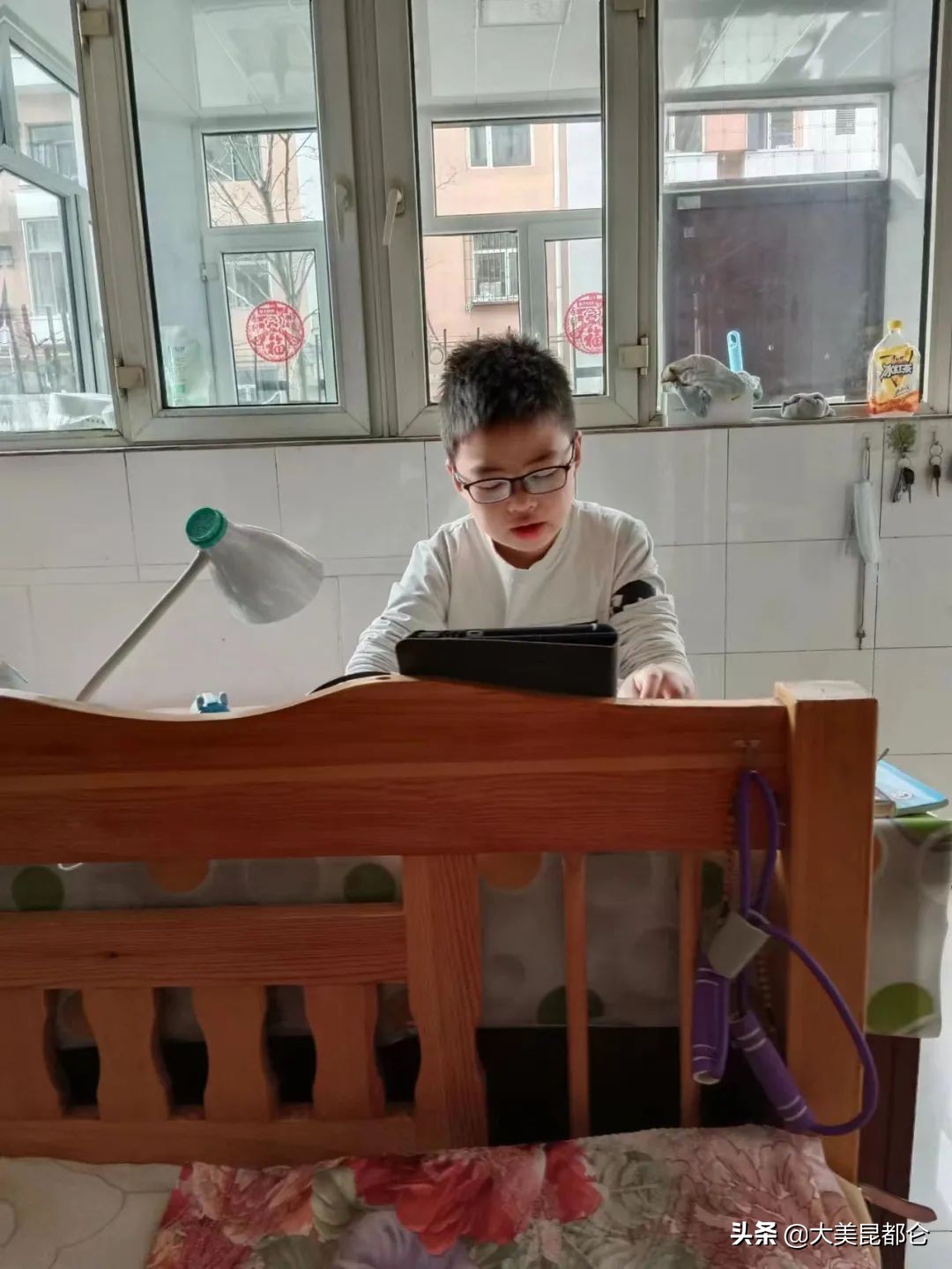 鏄嗛兘浠戝尯鏂版椂浠ｅソ灏戝勾,蹇潵鐪嬬湅鏄皝瀹剁殑濞冨▋