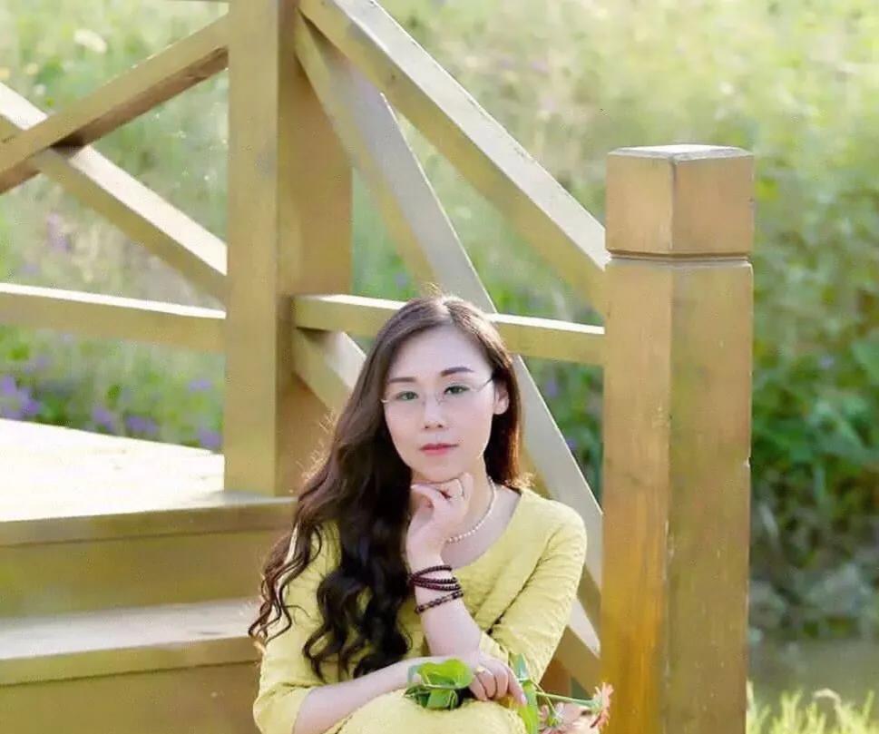 胭脂茉莉：诗歌《母亲》中英双语及三个诗人的赏析