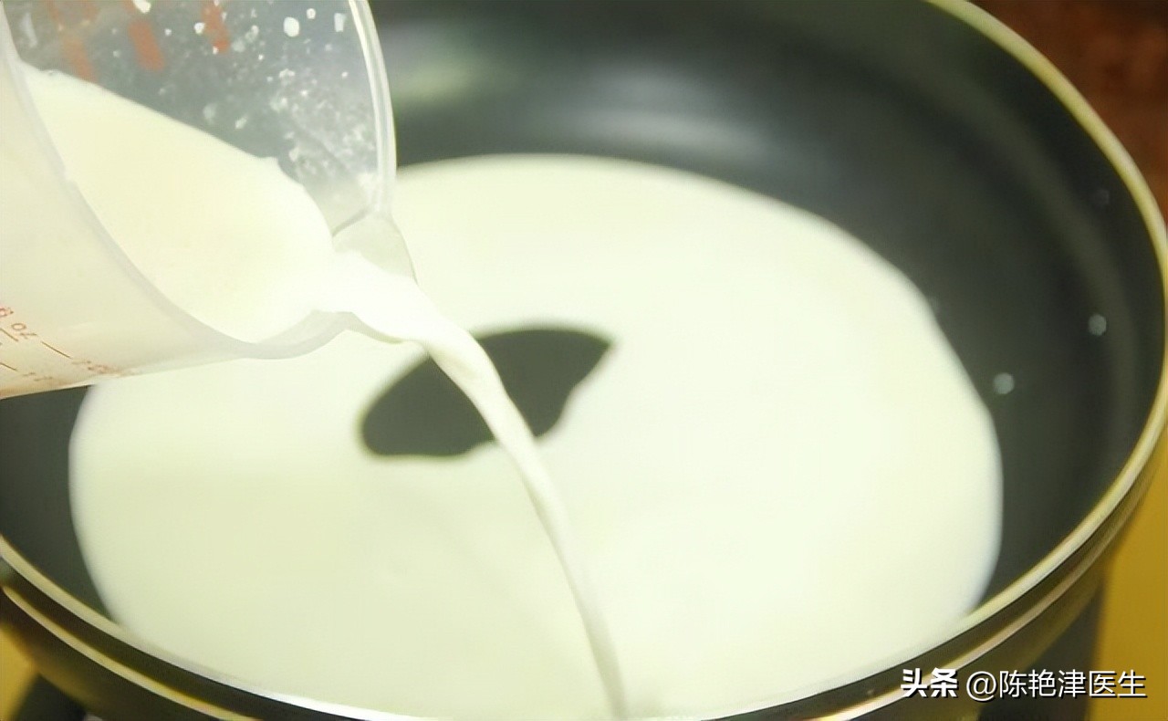 晚上喝牛奶和早上喝牛奶哪个更好,长期夜间喝牛奶会不会有什么危害