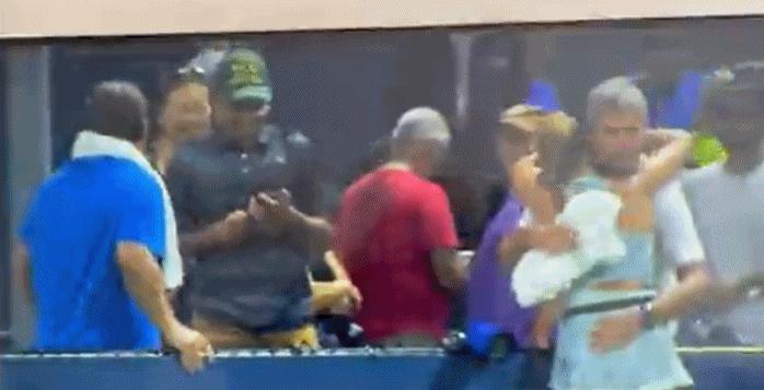 捷克16岁女选手赛场边被父亲和教练若无其事拍屁股，网友震惊了