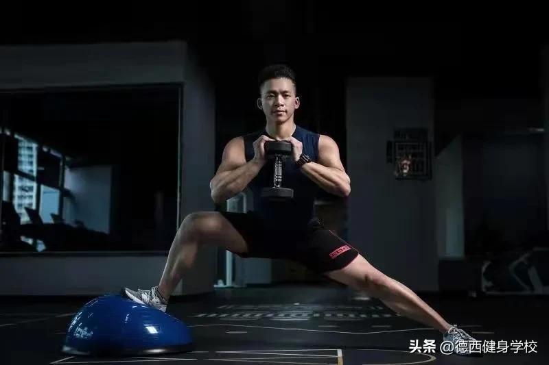 健身5年，他从“骨瘦如柴”到肌肉型男，身材事业双丰收