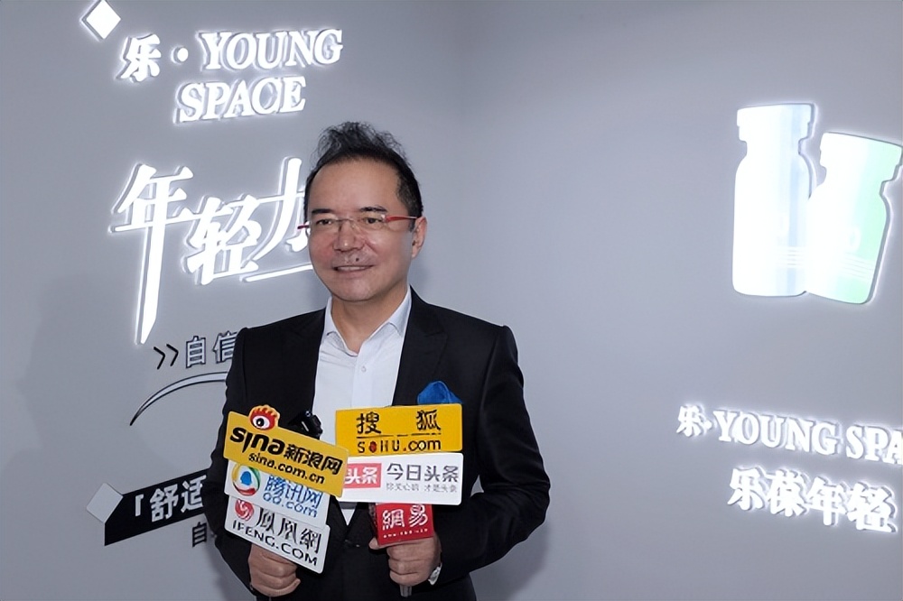 就“耀”年轻【乐Youngspace】年轻渼学空间现身时尚芭莎快闪店