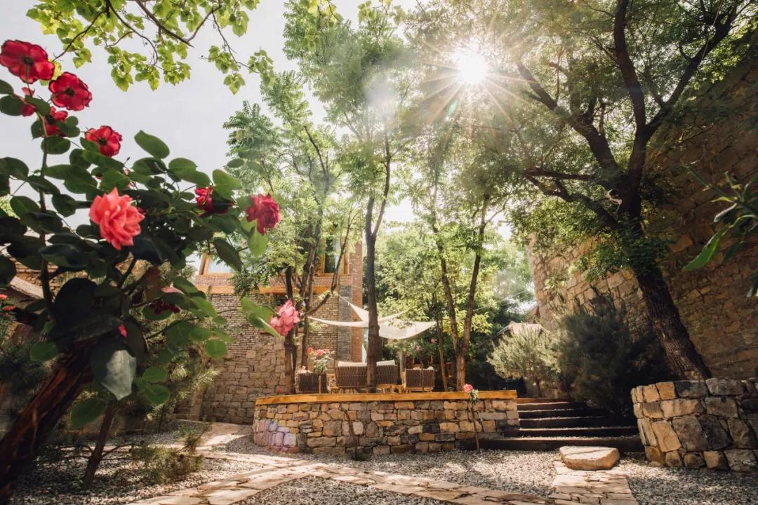 神仙眷侣辞掉高薪工作，爆改废弃山谷，悬崖高空造无边恒温泡池