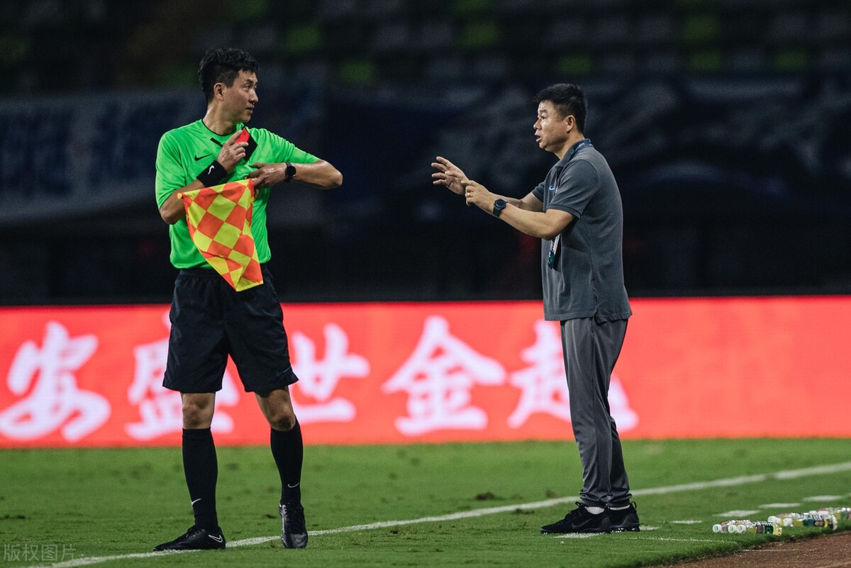 天津津门虎教练于根伟,于根伟穿的男鞋