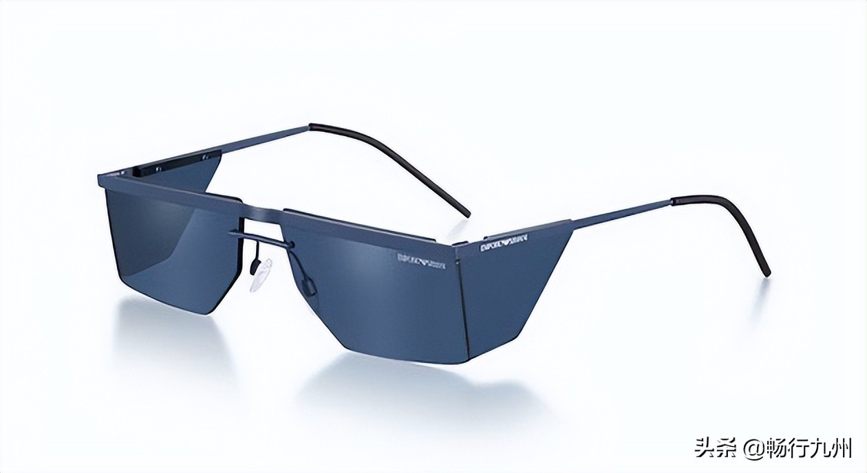 为爱人挑选心仪的礼物,用心挑选礼物的男人