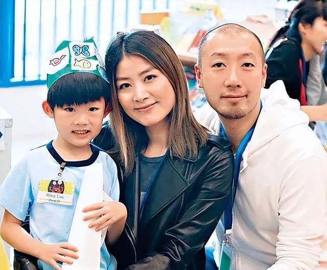 原创富二代陈慧琳:穿短裙高歌满堂喝彩！老公醋意满满！