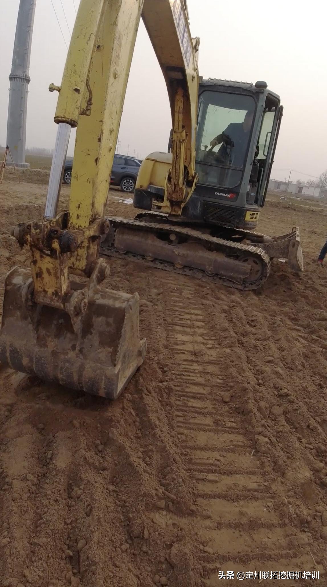 挖机在坡上怎么撑地转弯,挖挖机小知识