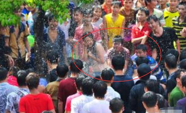 女游客泼水节被泼水围攻,游客在泼水节被高压水枪喷伤