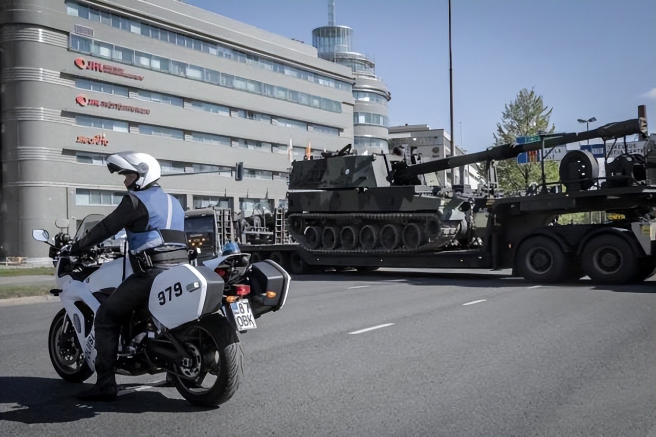 波兰轮式突击火炮,波兰牵引式榴弹炮