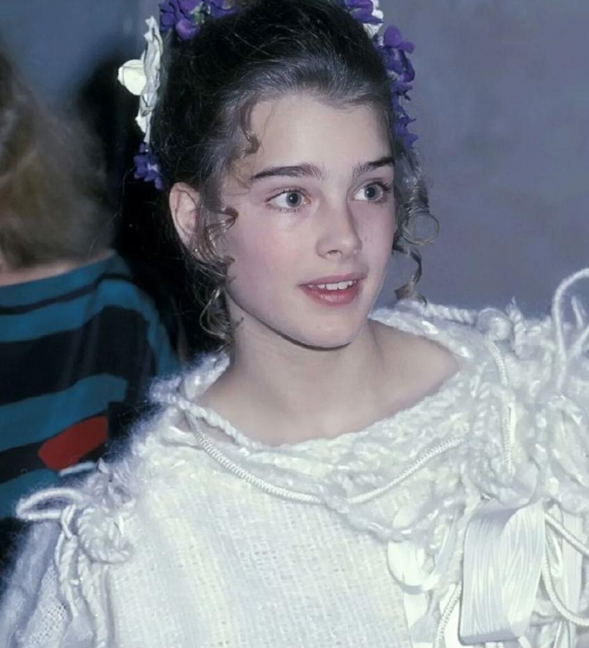 10岁全裸出镜，20岁声称自己仍是处女，“美国舒淇”的裸照风波！