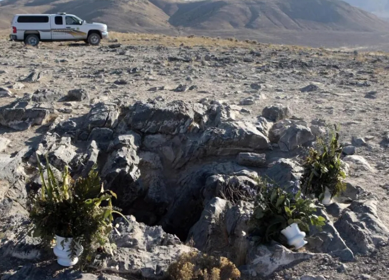 男子探险被卡在山洞里,男子进洞穴探险被卡住再没出来