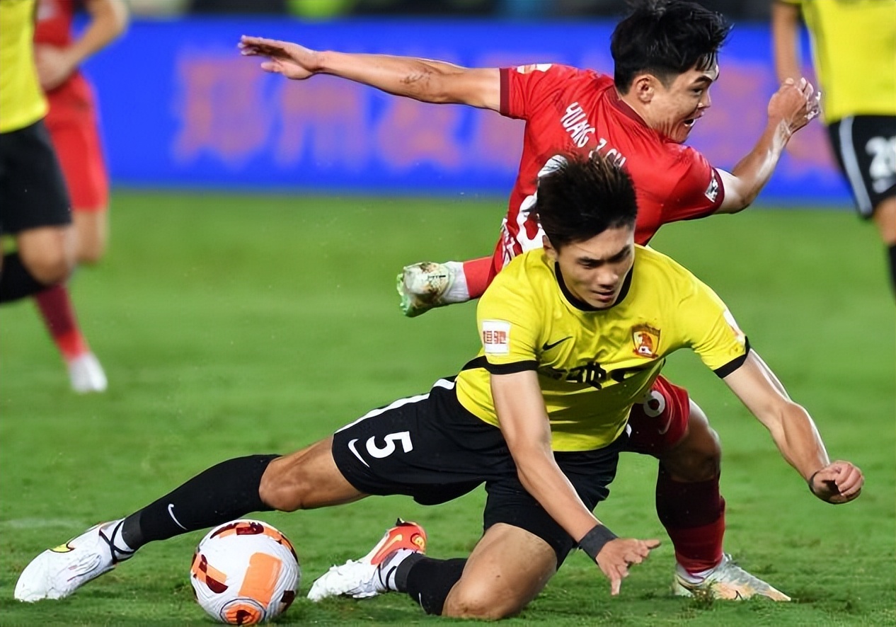 困境下广州队打出八冠王风采,粤媒回顾广州队13年历程