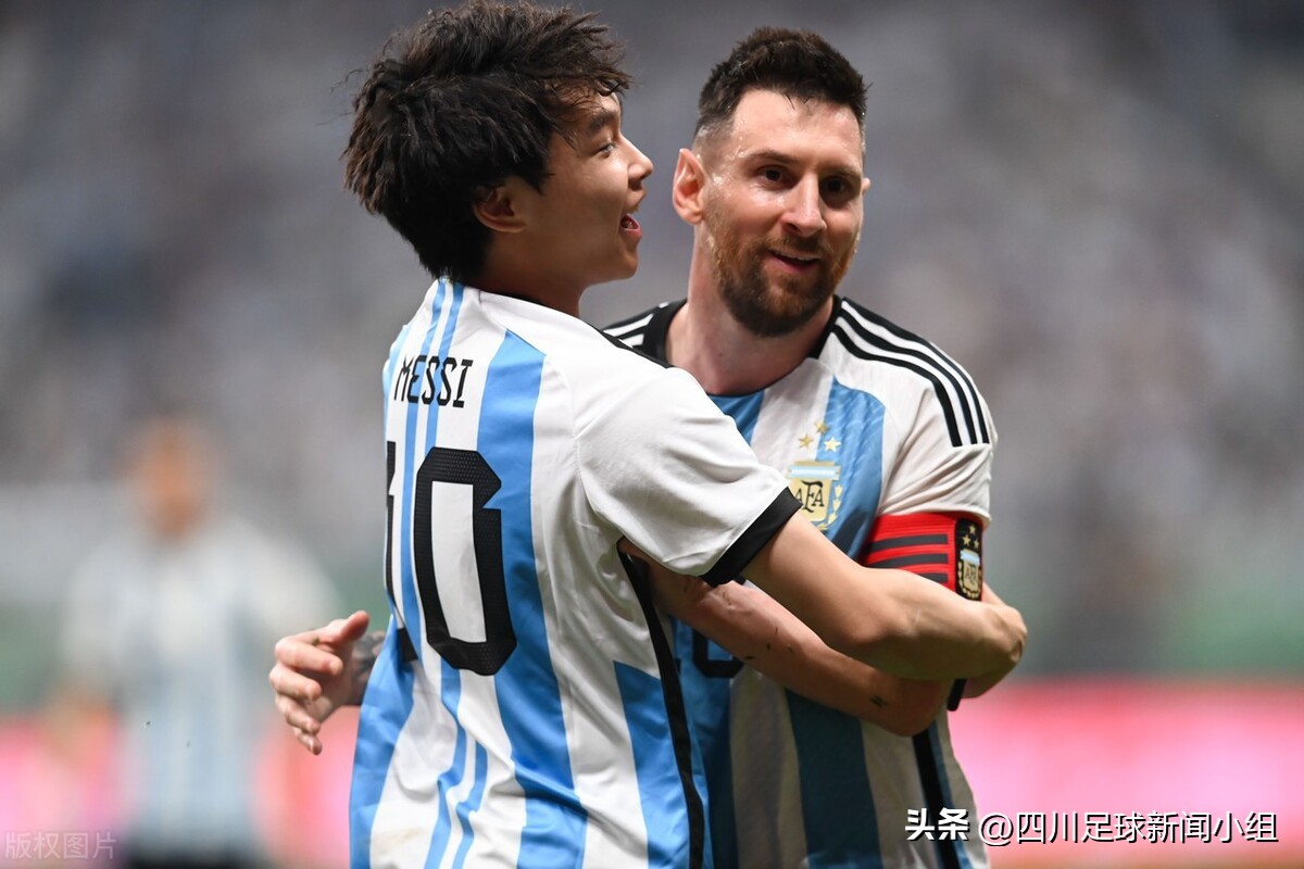 球迷冲进球场拥抱梅西处理结果,少年球迷冲进场拥抱梅西换脸