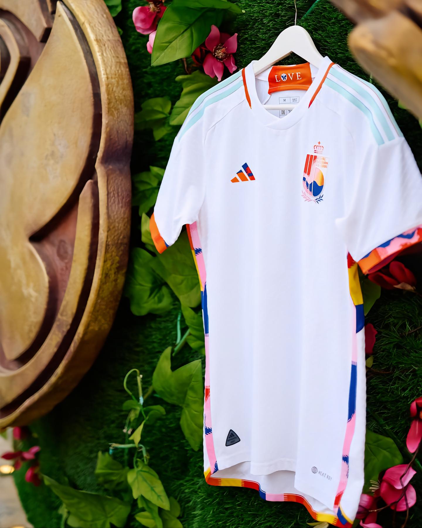 卡塔尔世界杯国家队球衣,卡塔尔世界杯官方纪念蓝白球衣