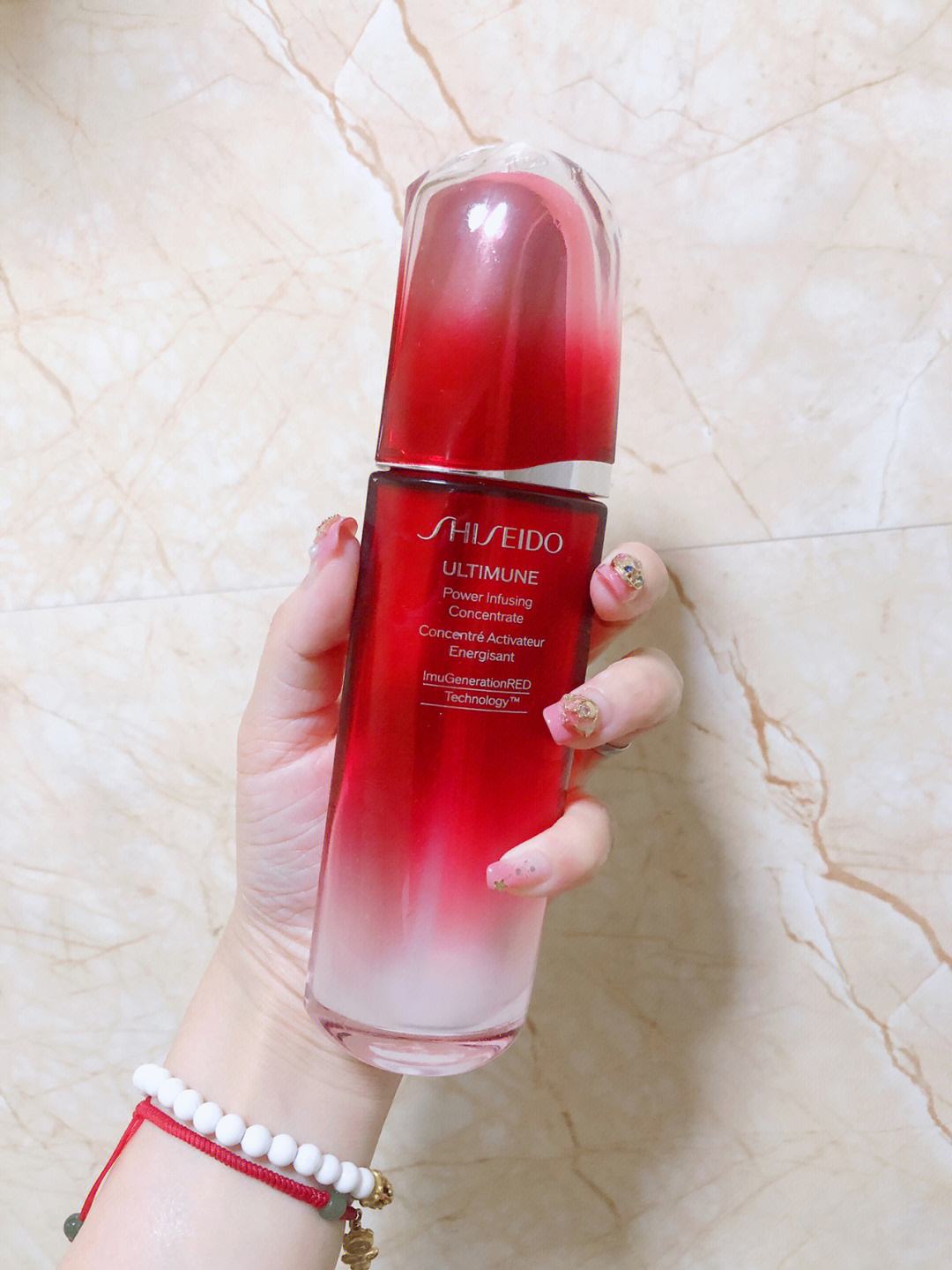 混合皮肤适合的面部精华液,使肌肤毫无负担的有效吸收精华液