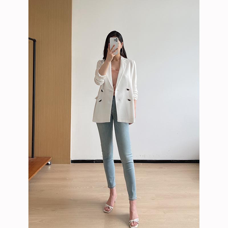 西装黑色好看还是白色好看,白色西装好看还是黑色西装好看