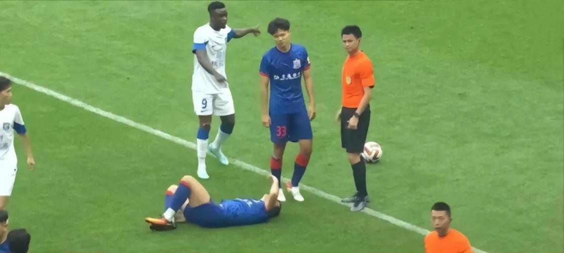 1:1，中超鼎峰战，申花7轮不败，排在榜首，三镇遭遇三连平