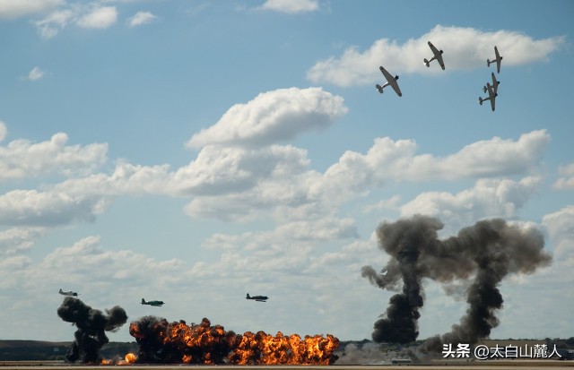 我们两个近邻――一个打仗爱偷袭别人，一个爱偷盗别人文化!