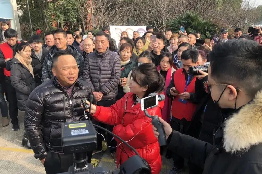 花1亿给员工包车,20年没人离职!他跟996对着干,却年入226亿