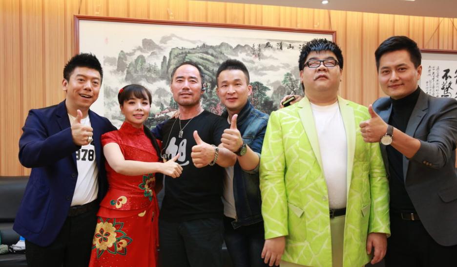 昔日爆红组合街头卖唱,曾经红极一时现在却卖唱的歌手