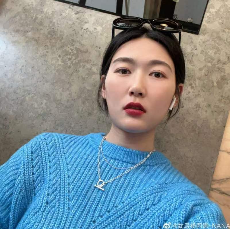 太美了！女足女神杨莉娜穿晚礼服亮相：杨莉娜被称为女足江疏影