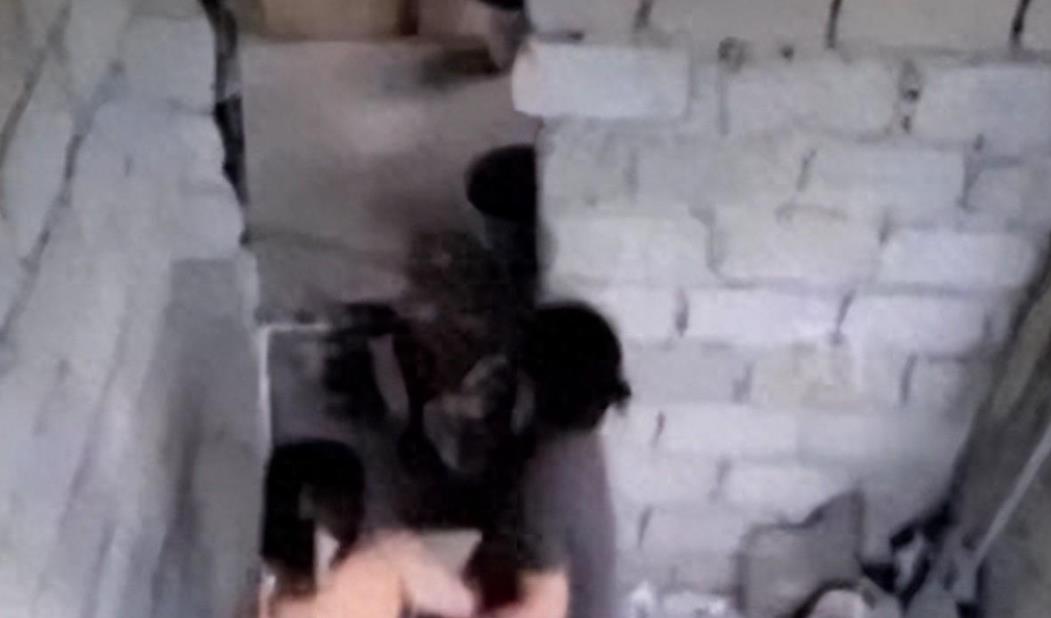 情侣亲热时男友突然咳嗽，女友感到心有余而力不足。