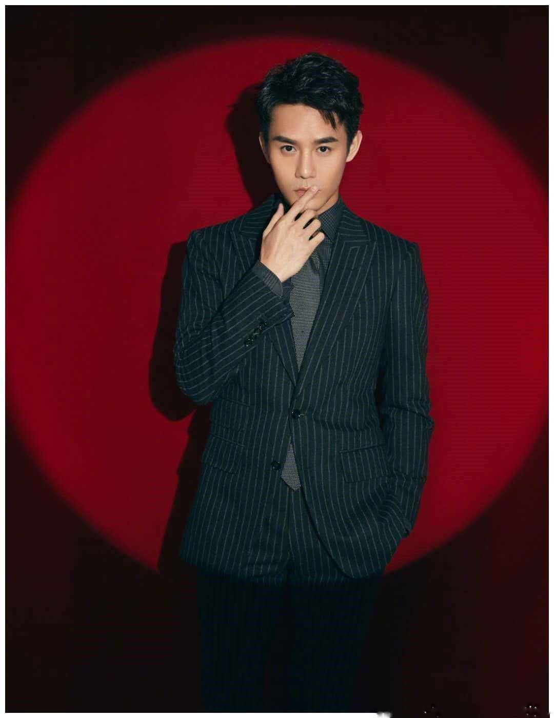 十位穿西装的男明星你最喜欢谁,穿西装很帅的一个男的