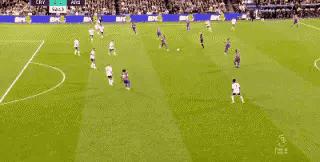 英超揭幕战阿森纳胜水晶宫,英超比赛马丁内斯和恩佐