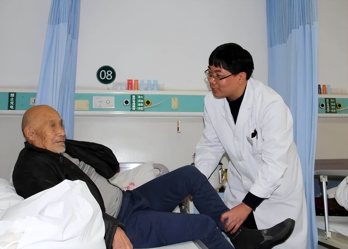 脑梗塞引起的焦虑症怎么办,脑梗塞发作时最迫切的急救方法是